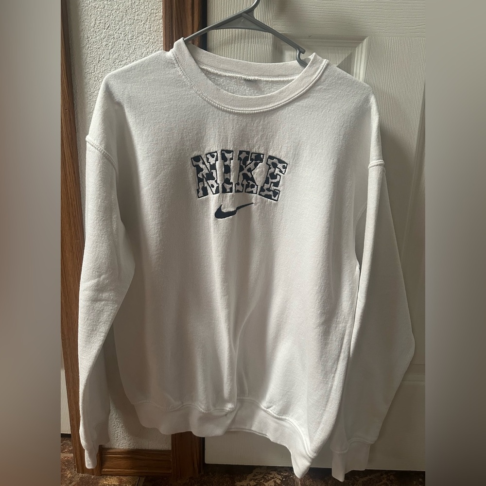 Nike graphic women’s White Crewneck Sweater